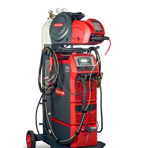 Das System i-Wafe von Fronius ist mit allen nötigen Kaltdrahtkomponenten ausgerüstet, wie der Hersteller betont. Dazu gehören der WIG-Kaltdrahtvorschub CWF 25i, der auf Speednet basiert, die WIG-Kaltdrahtzuführung CW-Feeding und das oben schon beschriebene TFC-Elektroden-Schnellwechselsystem.(Bild:  Fronius / Hasselblad H6D)