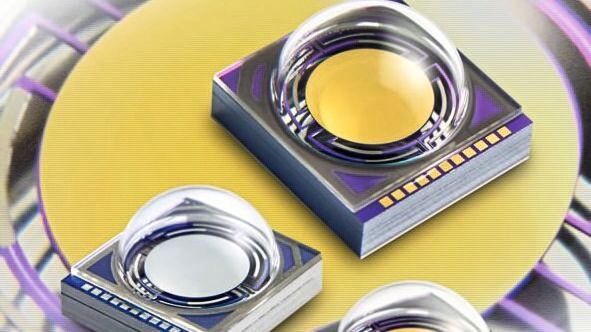 Die beweglichen MEMS-Spiegel schicken den Lidar-Laser über die gesamte Arbeitsfläche. Durch die Reflexion der Laserimpulse entsteht ein hochauflösendes 3D-Bild der Arbeitsfläche, die sich Mensch und Roboter teilen.(Bild:  Fraunhofer ISIT)