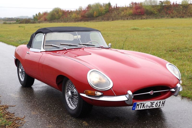 Ein Design zum Niederknien bietet der Jaguar E-Type aus den 1960er-Jahren. (SP-X/Patrick Broich)