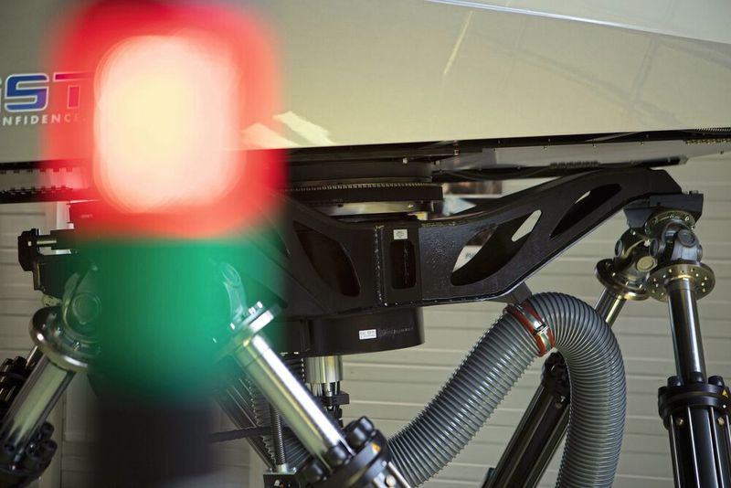 Das Großwälzlager von Rothe Erde zwischen Kabine und Hexapod sorgt für die gleichmäßige Drehbeschleunigung, mit Hilfe derer vestibuläre Illusionen zur Desorientierung hervorgerufen werden. (Bild: Rothe Erde)