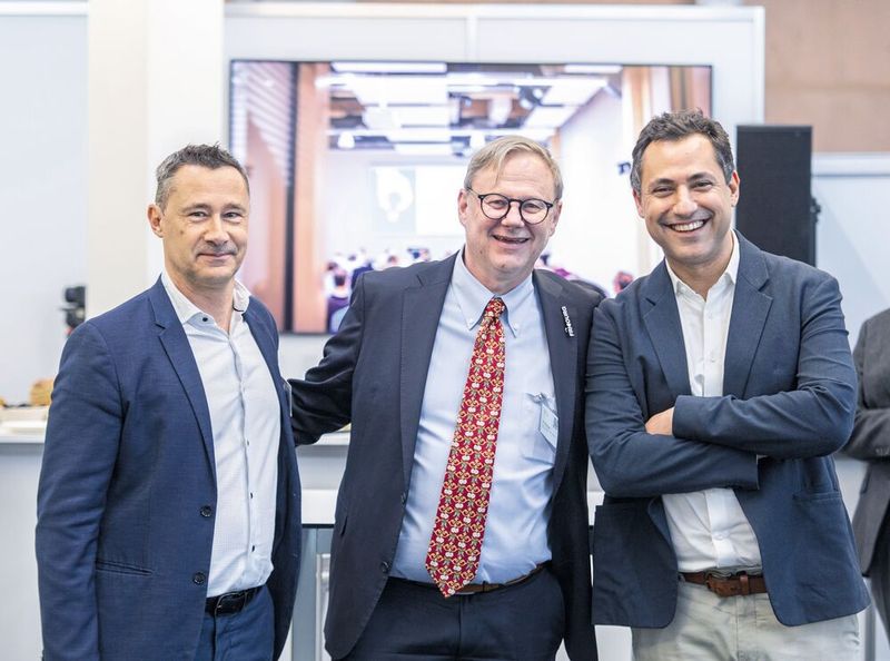 De gauche à droite : Christophe Jacot, Président du Swiss Polymers Cluster, Jerry Krattiger, Directeur de la Promotion économique du canton de Fribourg (PromFR) et Raphaël Hatem, Directeur du Swiss Polymers Cluster (Source : HERY GISEL)