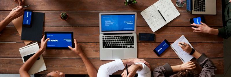 KI-Anwendungen stoßen regelmäßig auf Widerstände in Unternehmen. Um diese abzubauen, sollten Mitarbeiter so früh wie möglich in KI-Projekte integriert werden.(Bild:  gemeinfrei // Unsplash)