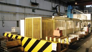 Die Bohle-Portalfräsmaschine Mastercenter T1/125 × 150, Baujahr 1987, wurde komplett mechanisch und elektrisch (Umrüstung auf Steuerung Sinumerik 840 D) überholt und auf den neuesten Stand der Technik gebracht.Bild: Rottler (Archiv: Vogel Business Media)