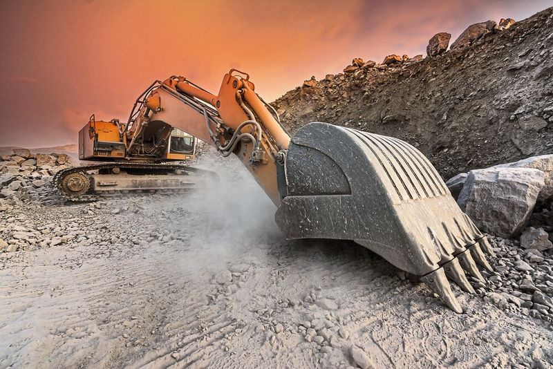 Normen schreiben unter bestimmten Bedingungen Rohrbruchsicherungen bei Baggern und anderen Arbeitsmaschinen vor. Produkte von Bucher Hydraulics erfüllen diese Normen. (Bild: Bucher Hydraulics)