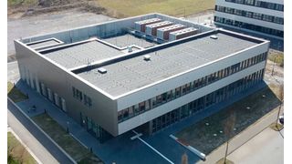 Für Schulklassen der Oberstufe, Berufsschulen sowie Kurse von Fachhochschulen und anderen Universitäten bietet das Paderborn Center for Parallel Computing die Integration eines Rechenzentrumsbesuchs in den Lehrplan beziehungsweise IT-Unterricht an: 