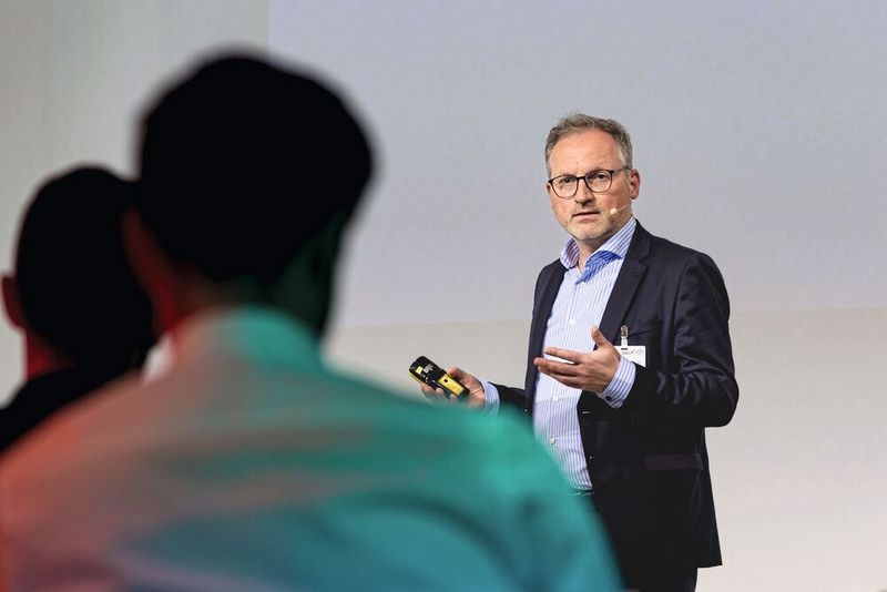 Wie können Unternehmen am besten mit den US-Zöllen umgehen? Mit Dr. Christian Salder von KMLZ teilte ein renommierter Experte seine Empfehlungen.  (Bild: Stefan Bausewein)