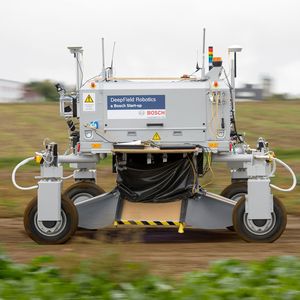 Der Roboter kann Unkraut von Nutzpflanzen unterscheiden und legt bei der Fahrt über die Felder eine Karte an, auf der die Position jeder Pflanze genau aufgezeichnet ist.