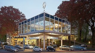 Autohaus im Grünen: Der Betrieb in Hagen ist in ein hügeliges Grundstück förmlich hineingebaut. (Foto: Jürgens)