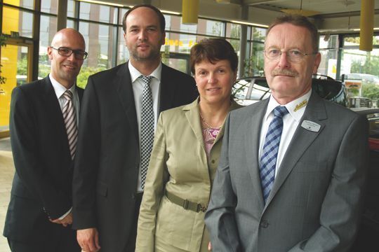 Verfolgen stringent die Onlineprozesse (v.li.): Oliver Kramer (Internetvertrieb), Andreas Klimm (Geschäftsführer), Petra Gentsch (Qualitätsmanagementbeauftragte) und Hans-Peter Priesnitz (Geschäftsführer). (Archiv: Vogel Business Media)