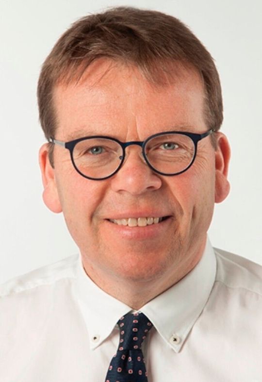 Dr. Helmut Bäumer, Aufsichtsratsvorsitzender bei D.velop, bedankt sich bei Martin Greiwe für die geleistete Arbeit.(Bild:  D.velop)