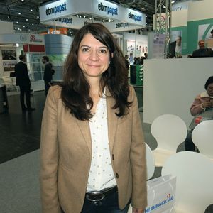 „Als Standortleiterin eines Engineering-Dienstleisters komme ich regelmäßig zur Compamed und Medica. So konnte ich schon unterschiedlichste Aufgabenstellungen lösen. In diesem Jahr bin ich drei Tage hier und interessiere ich mich vor allem für Kombinationsprodukte“, Kirsten Schild, Standortleiterin/Prokuristin, Bertrandt Services, Wiesbaden.