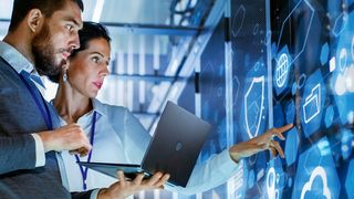 Mit der IT-Infrastruktur eines Gebäudes vernetzte Sensoren zeigen neue Erkenntnisse und Handlungsfelder auf. (Bild: Stockfoto GettyImages-943067460: Getty Images / gorodenkoff)