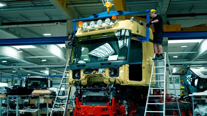 Spezialisten der Paul Nutzfahrzeuge GmbH ersetzen das standardmäßige Streamspace-Fahrerhaus des Arocs SLT 4463 AS 8x6 mit 2,3 Metern Breite durch ein Bigspace-Modell, das 20 Zentimeter breiter ist.  (Bild: Daimler Truck)