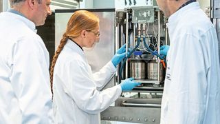 Forschungs- und Versuchsanlage am Fraunhofer IZI. Für den Einsatz in der industriellen Impfstoffproduktion werden die Abmessungen der Anlage noch auf die Größe eines Kühlschranks schrumpfen. (Fraunhofer IZI)