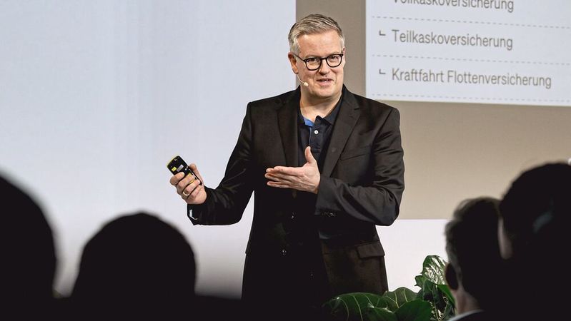 Henning Hamann ist ein gefragter Experte, der auf Veranstaltungen wie den Würzburger Karosserie- und Schadenstagen oder dem ZKF-Branchentreff sein juristisches Fachwissen teilt.(Bild:  Stefan Bausewein)