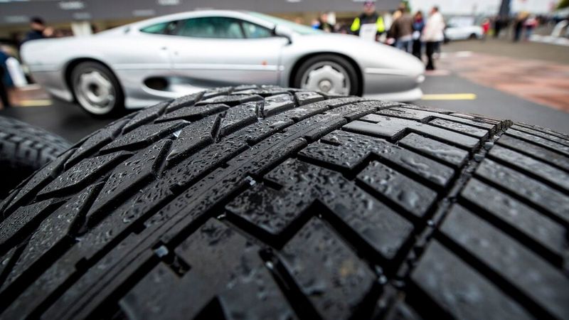 Das asymmetrische Profil gliedert sich in drei Bereiche. Jeder dieser hat ein eigenes Profilmuster, das eigene Funktionen erfüllt. Aus ihrem Zusammenspiel resultiert die optimale Balance zwischen Strassenlage, Haltbarkeit und Schutz vor Aquaplaning. Diese Reifen sind mit dem für Jaguar typischen „J“ auf den Seitenwänden markiert. (Bild: Jaguar Land Rover)