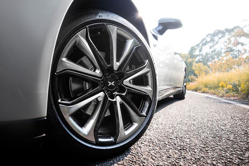 Unter den sportlichen Bi-Color-Alus... (Bild: Xpeng)