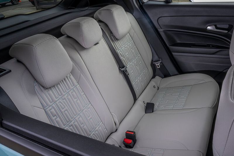 Über die Bein- und Kopffreiheit auf den Rücksitzen sollten Menschen bis 1,85 Meter wenig zu meckern haben. (Bild: Autoren-Union Mobilität/Stellantis)