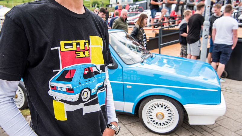 Und die Liebe zu den Fahrzeugen reicht tief: Nicht nur Fahrwerk und Auto, auch Auto und Besitzer sind aufeinander abgestimmt. (Bild: ampnet)