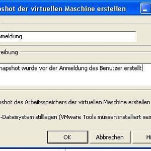 Nun wird der Assistent zur Erstellung des Snapshot gestartet. Dieser verlangt zu Beginn einen Namen für den Snapshot. Unter dem Feld „Beschreibung“ können Sie weitere Informationen zu dem Snapshot erfassen. Ferner können Sie nun festlegen, ob Sie den Snapshot für den Arbeitsspeicher erstellen wollen und das Gast Dateisystem dabei stillgelegt werden soll. Durch Druck auf „OK“ beenden Sie den Assistenten und veranlassen die Erstellung des Snapshots.