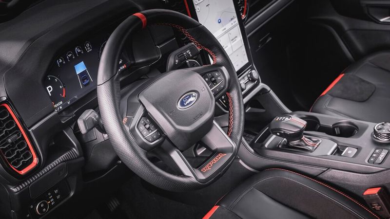 Über ein 12,4 Zoll großes Kombi-Instrument können die wichtigsten Informationen abgerufen werden, ein zwölf Zoll messender zweiter Bildschirm ist als Kommunikationszentrum ausgelegt. (Bild: Autoren-Union Mobilität / Ford)