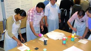 Das gemeinsame Malen und Basteln ist ein Instrument, um den Teilnehmern Erfahrungen und Erkenntnisse zu vermitteln, die sie im Arbeitsalltag brauchen. Bilder: Verfasser (Archiv: Vogel Business Media)