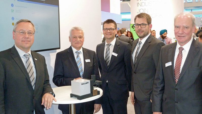Manfred Münzl (Industriemanager Balluff), Prof. Dr.-Ing. Kletti (Geschäftsführer MPDV), Ralf Pfisterer (Product Manager Balluff), Florian Hermle (Geschäftsführer Balluff) und Rainer Deisenroth (Vice President Sales/Marketing MPDV) bei der Vertragsunterzeichnung auf der Hannover-Messe (v.l.). (Bild: Balluff/MPDV)