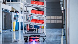 Durch die Partnerschaft mit Safelog kann Knoll zu den eigenen stationären Montage- und Transportsystemen deren AGVs mit anbieten – das kommt einer Matrixproduktion oder Fertigungsumfeldern mit ähnlichen Anforderungen gelegen. (Bild: Knoll/Safelog)