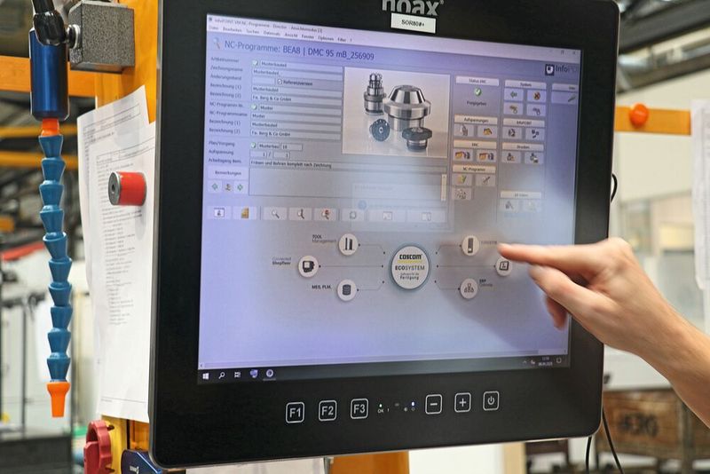 Papierlose Fertigung: Über den Touchscreen des Industrie-PC kann der Bediener unter anderem die Ist-Daten der Werkzeuge digital an die Maschine übertragen. (Bild: Haimer)