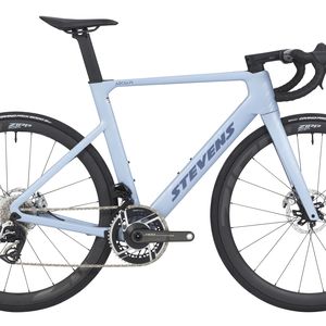 Die kompakte Geometrie und die Sattelüberhöhung unterstützen beim Rennrad eine aerodynamische Sitzposition.(Bild:  www.stevensbikes.de | pd-f)