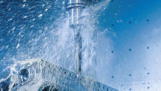 Bild 1: Umso kleiner der Werkzeugdurchmesser und umso 
höher der Druck des Kühlschmierstoffs ist, desto größer ist die Energieeinsparung. (Knoll)