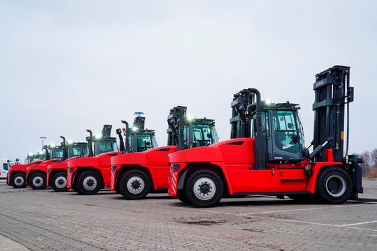 Etwa 2.000 Betriebsstunden werden die neuen Kalmar-Geräte – 12- und 16-Tonner – künftig im Hafen Wismar im Jahr leisten. Zum ersten Mal werden auch zwei 9-Tonner mit 80-Volt-Elektroantrieb eingesetzt.(Bild:  Kalmar)