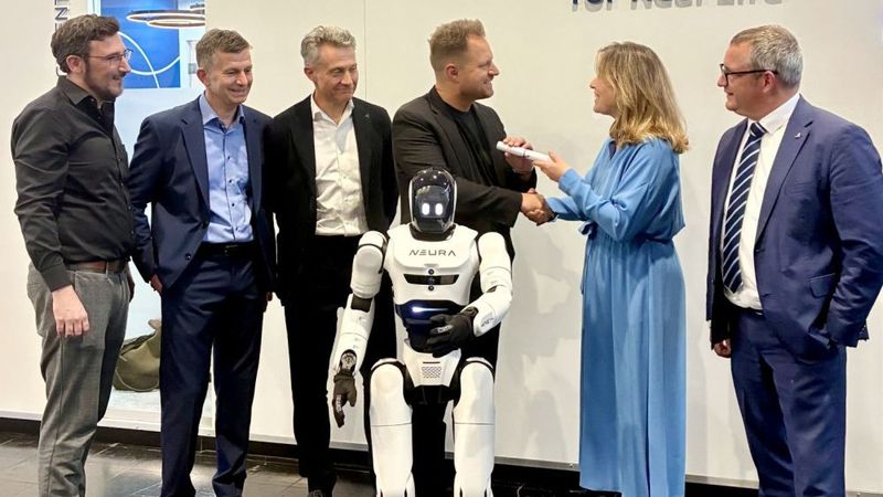 Gruppenbild mit Humanoid (v.l.n.r.): Arne Nordmann – Vice President Technology & Innovation, NEURA Robotics, Michael Mayr – Business Strategy Director Industrial Equipment, Dassault Systèmes, Philippe Bartissol – Vice President Industrial Equipment, Dassault Systèmes, David Reger – Gründer und CEO, NEURA Robotics, Sabine Scheunert – Vorsitzende der Geschäftsführung in Zentraleuropa, Dassault Systèmes, und Jeroen Buring – Senior Director Zentraleuropa, Dassault Systèmes. (Bild:  Dassault Systèmes)