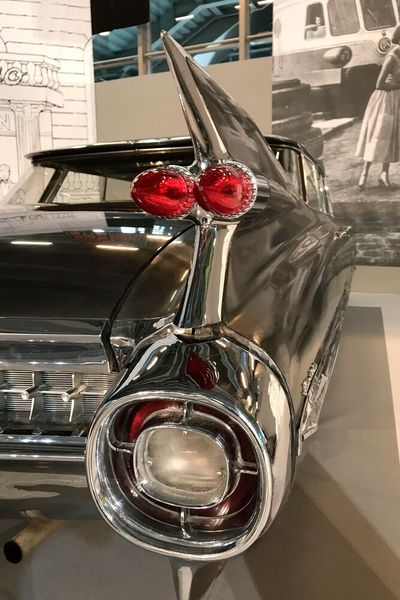 Als die Heckflossen in den Himmel ragten: Der 1959er Cadillac Type Sixty-Two trieb das Rocketdesign zum Exzess. Der Cadillac Series 62 war eine von 1940 bis 1964 vom US-amerikanischen Automobilhersteller General Motors unter der Marke Cadillac angebotene Modellreihe. Zumeist – allerdings nicht durchgängig – bildete sie die preiswertestes Reihe im Cadillac-Programm. Ab 1959 waren die Autos der Series 62 äußerlich und technisch weitestgehend identisch mit den etwas besser ausgestatteten Cadillac DeVille. (Bild: autodrom)