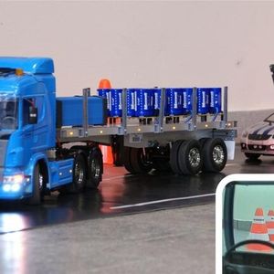 Mit der Datenbrille sieht die Versuchsperson den realen fahrenden Truck aus der Vogelperspektive und kann sich gleichzeitig virtuell die Fahrerperspektive einblenden lassen.