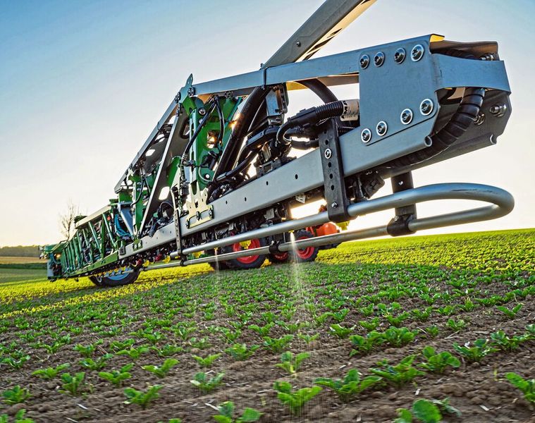 Das Gemeinschaftsprojekt One Smart Spray von BASF und Bosch erkennt und kontrolliert Unkräuter in Echtzeit, sowohl vor (Grün-auf-Braun) als auch nach dem Auflaufen der Saat (Grün-auf-Grün).   (Bild: BASF)