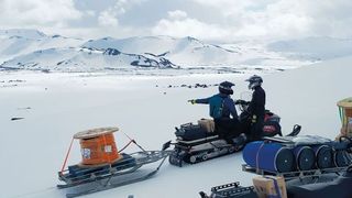 Durch Schnee und Eis wurde die Ausrüstung, einschließlich 3.000 m Kabel von Lapp, auf den isländischen Vulkan Hekla transportiert. (Icelandic Meteorological Office)