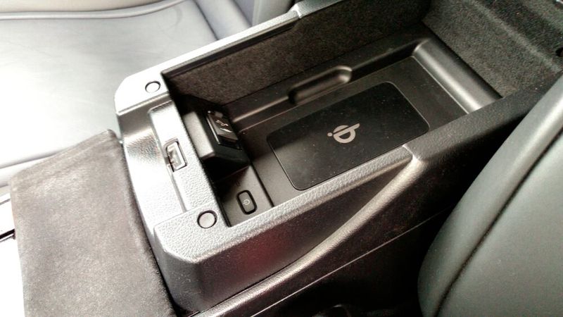 Auch schon an Bord: induktives Laden für das Smartphone. (Bild: Thomas Günnel/»Automobil Industrie«)