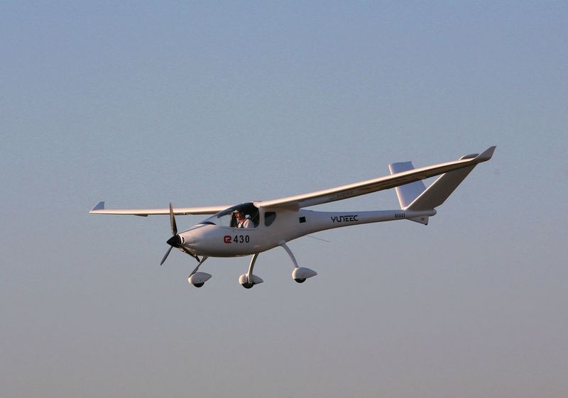 Yuneecs zweisitziges Elektromotorflugzeug E430 erfüllt als eines der ersten die strengen Zulassungskriterien für den europäischen Luftraum und erhält eine Zulassung vom Fachverband der Ultraleichtflieger in der Bundesrepublik Deutschland (DULV). (Yuneec)