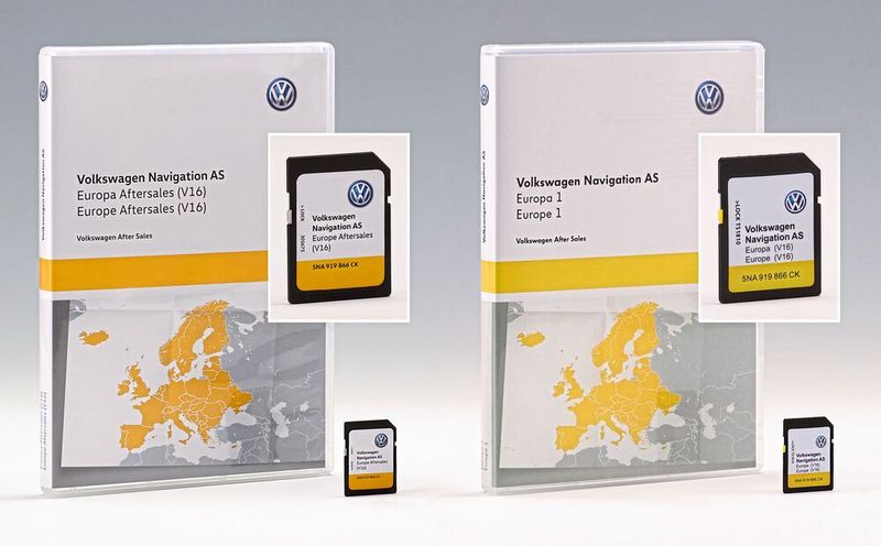 Ein letzter Sonderpreis wurde in der Kategorie „Fälschung“ vergeben. Ausgezeichnet wurde hier die SD-Karte „Volkswagen Navigation AS (V16)“ der Volswagen AG (Wolfsburg, Original: links). Besonders ungewöhnlich: In diesem Fall wurde die Fälschung bereits vor dem Original vertrieben. Drei Monate vor dem Erscheinungsdatum der Volkswagen Navigations SD-Karte in der Version V16 hat Itprocars (Danzig) gefälschte SD-Karten über seinen ebay-Shop vertrieben – fast zum halben Preis.  (Bild: Aktion Plagiarius e.V.)