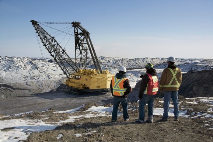 90 Meter hoch und 7.500 Tonnen schwer. Auf Rang 2 liegt der große Bruder des Drittplatzierten. Der Dragline 8750 von Caterpillar ist ein wahrer Gigant. Laut Hersteller hält die Maschine bei täglichem Einsatz etwa 40 Jahre lang.  Weitere Informationen erhalten Sie auch auf der Seite Maschinensucher. (Bild:  Caterpillar,  CC BY-SA 3.0;  http://presse.maschinensucher.de/images/cat-8750-dragline-working-at-highvale-mine-viewed-by-mine-personnel-c762384-781904) (Bild: Caterpillar)