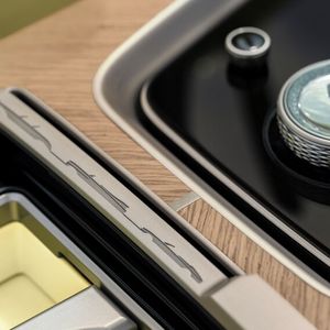 Offenporiges Holzfurnier ist ein Beispiel maximaler Individualisierung.(Bild:  Cadillac)