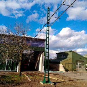 Der Weg der Förderleitung zwischen Trocknungsanlage und Lagerhalle in Soltau beträgt etwa 65 Meter.(Bild:  Wessjohann)