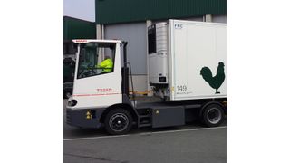 Mafi präsentiert auf dem Freigelände der Cemat 2014 seine Distributions-Zugmaschine, mit deren Hilfe in der gleichen Zeit drei- bis fünfmal soviele Sattelauflieger umgesetzt werden können wie mit herkömmlichen Lkw. (Bild: Mafi)