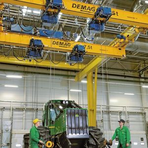 Drei Säulenschwenkkrane mit Kettenzügen unterstützen das Personal bei der Montage; zwei vorgelagerte Arbeitsstationen sind mit jeweils zwei per Funk gesteuerten Deckenkranen mit Seilzügen ausgestattet. Bilder: Demag Cranes