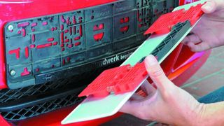 Immer wieder kommt es vor, dass Autokennzeichen abfallen oder entwendet werden. Fahrzeughalter müssen dies sofort bei der Polizei melden. Ohne polizeiliche Erlaubnis ist die Weiterfahrt verboten. ( SLX)