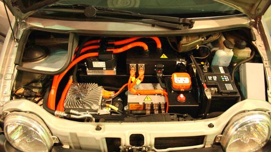 Unter der kurzen Motorhaube des Twingo steckt viel neue Technik. (Bild:  SP-X/Mario Hommen)