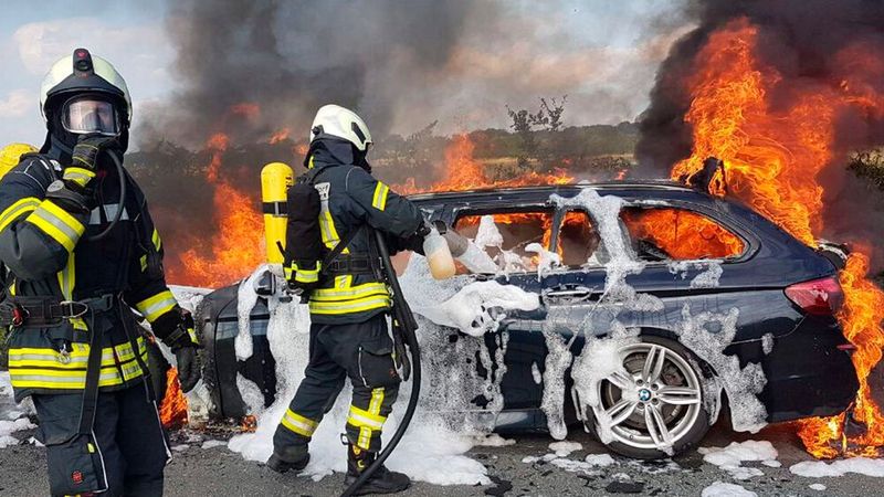 Symbolbild – diesen 5er löschten Feuerwehrmänner 2017 in Siek-Meilsdorf. Brandursache: „Technischer Defekt“.(Bild:  Picture Alliance / rtn - radio tele nord)