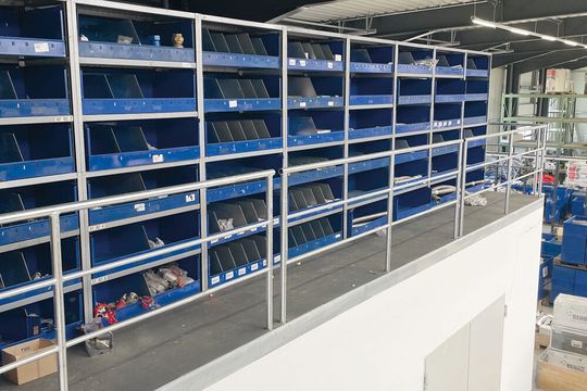 Neu aufgestellte Bestandsregalanlage: Lagertechnik-West hat den Materialbestand bei Hülsmann Haustechnik übersichtlicher gestaltet.(Bild:  Lagertechnik-West)