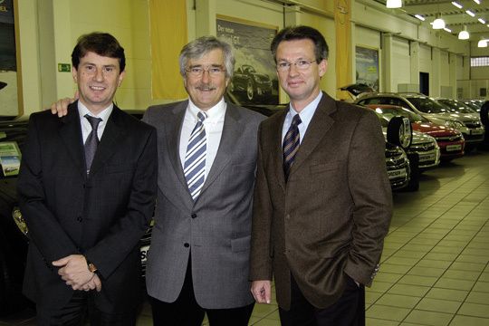 Der Geschäftsführende Gesellschafter Peter  Dahlmann (Mitte) und seine Geschäftsführer: Cornelius Otten (links), zuständig für den  Verkauf, und Heinz Engels (rechts), zuständig fürs After-Sales-Geschäft (Foto: Kilimann)